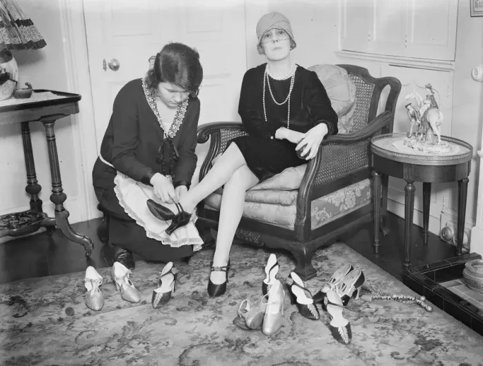 Framed Print : Lady Sholto Douglas, who has insured her feet for ? 20, 000 before leaving for Hollywood Framed Print : Lady Sholto Douglas, who has insured her feet for ? 20, 000 before leaving for Hollywood
