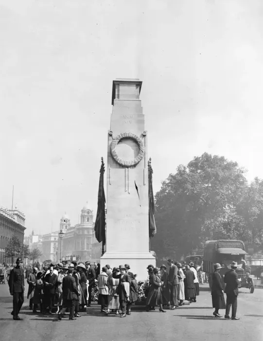 Framed Print : Lancashire women unionists from Cliitheroe division visit London. Placing a wreath Framed Print : Lancashire women unionists from Cliitheroe division visit London. Placing a wreath
