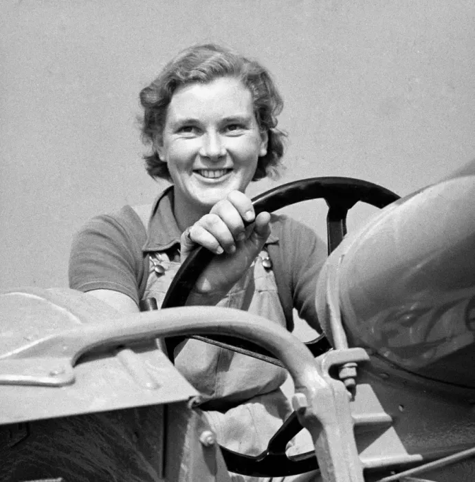 Framed Print : Land Girl driving a tractor during WW2 - a girl now in training for the Womens Framed Print : Land Girl driving a tractor during WW2 - a girl now in training for the Womens