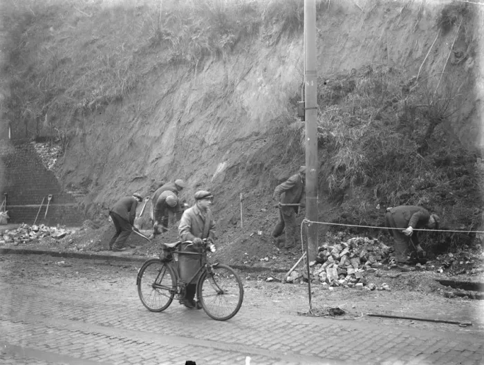 Framed Print : A landslide in Dartford, Kent. 1937 Framed Print : A landslide in Dartford, Kent. 1937