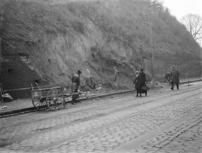 Framed Print : A landslide in Dartford, Kent. 1937 Framed Print : A landslide in Dartford, Kent. 1937