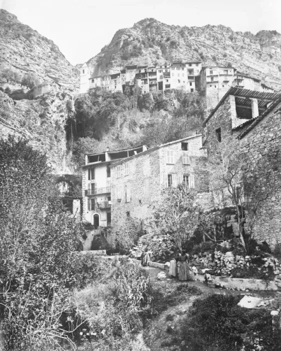 Framed Print : Landslide kills 30. Following three weeks of bad weather, an avalanche of mud Framed Print : Landslide kills 30. Following three weeks of bad weather, an avalanche of mud
