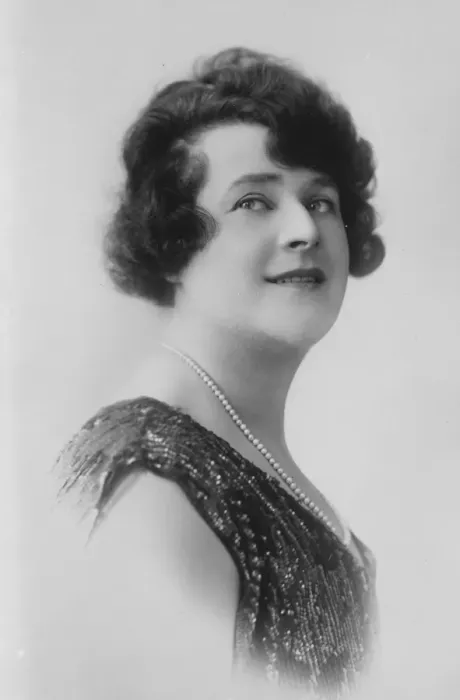Framed Print : Lily Morris, who is to appear at Royal Command Performance at the Victoria Palace Framed Print : Lily Morris, who is to appear at Royal Command Performance at the Victoria Palace