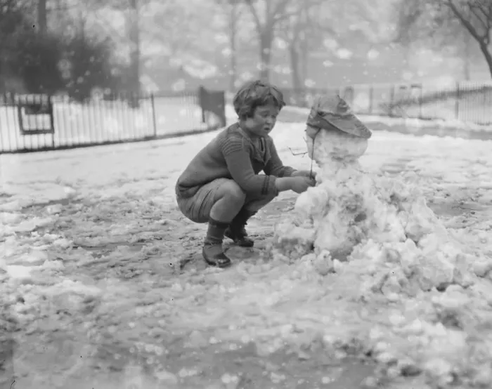 Framed Print : Little Peter Scott makes snowmen in St James Park 5 March 1922 Framed Print : Little Peter Scott makes snowmen in St James Park 5 March 1922