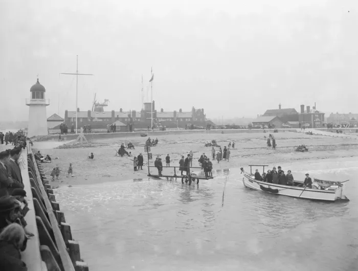 Framed Print : Littlehampton. 1925