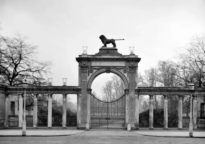 Framed Print : London. A gateway to Syon Park, the London residence of the Dukes of Northumberland