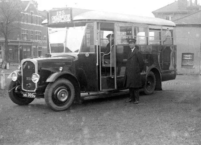 Framed Print : London General Omnibus Company (L. G. O. C. ) Bus in Kent. 1933 Framed Print : London General Omnibus Company (L. G. O. C. ) Bus in Kent. 1933