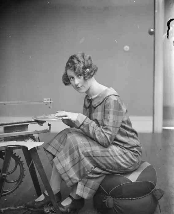 Framed Print : London girls new art craze Miss Lettice Apperly has set up a factory to develop Framed Print : London girls new art craze Miss Lettice Apperly has set up a factory to develop