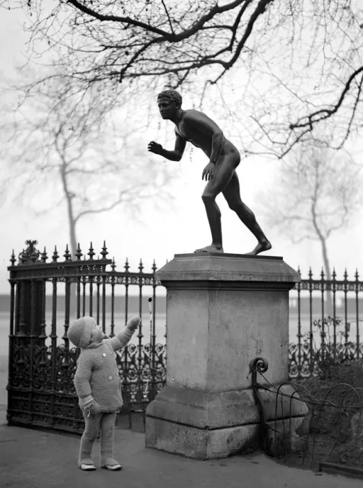 Framed Print : London. Herculaneum one of the pair of wrestlers at entrance to Embankment Gardens Framed Print : London. Herculaneum one of the pair of wrestlers at entrance to Embankment Gardens