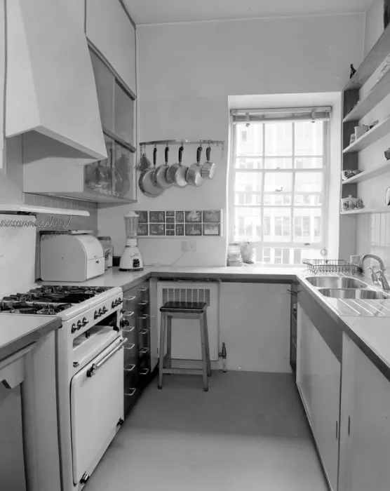 Framed Print : London: Kitchen of Mrs Gretel Beer, of 3, South Square Grays Inn. 23 April 1959 Framed Print : London: Kitchen of Mrs Gretel Beer, of 3, South Square Grays Inn. 23 April 1959