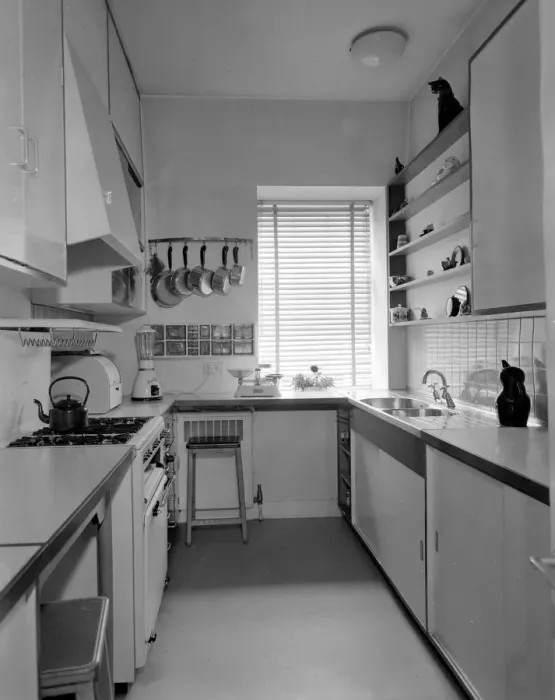 Framed Print : London: Kitchen of Mrs Gretel Beer, of 3, South Square Grays Inn. 23 April 1959 Framed Print : London: Kitchen of Mrs Gretel Beer, of 3, South Square Grays Inn. 23 April 1959