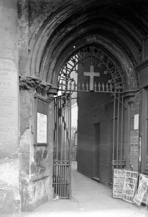 Framed Print : London. The medieval arch, entrance to the churchyard of St Bartholomew - the - Great Framed Print : London. The medieval arch, entrance to the churchyard of St Bartholomew - the - Great