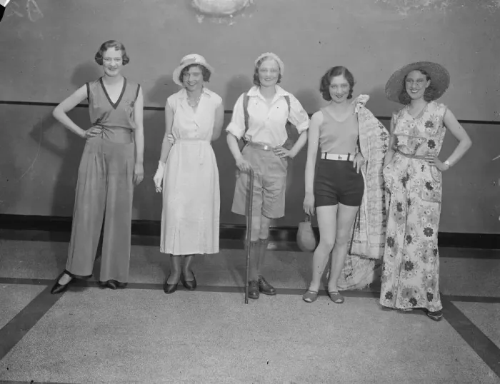Framed Print : London shopgirls turn mannequins in search for most versatile beauty Framed Print : London shopgirls turn mannequins in search for most versatile beauty