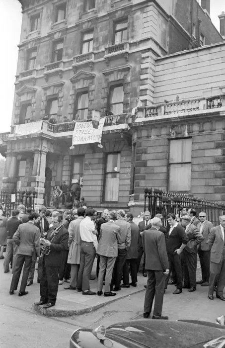 Framed Print : London: Squatters at the empty 60 room mansion a 144, Piccadilly, London, this morning Framed Print : London: Squatters at the empty 60 room mansion a 144, Piccadilly, London, this morning
