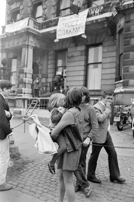 Framed Print : London: Squatters at the empty 60 room mansion a 144, Piccadilly, London, this morning Framed Print : London: Squatters at the empty 60 room mansion a 144, Piccadilly, London, this morning