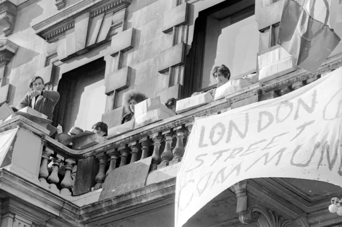 Framed Print : London: Squatters at the empty 60 room mansion a 144, Piccadilly, London, this morning Framed Print : London: Squatters at the empty 60 room mansion a 144, Piccadilly, London, this morning