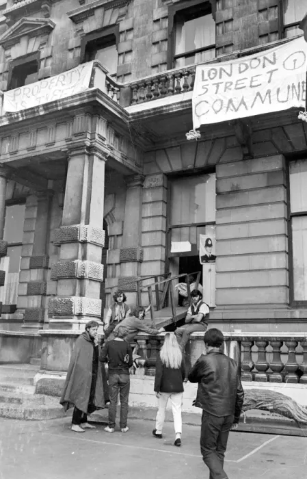 Framed Print : London: Squatters at the empty 60 room mansion a 144, Piccadilly, London, this morning Framed Print : London: Squatters at the empty 60 room mansion a 144, Piccadilly, London, this morning