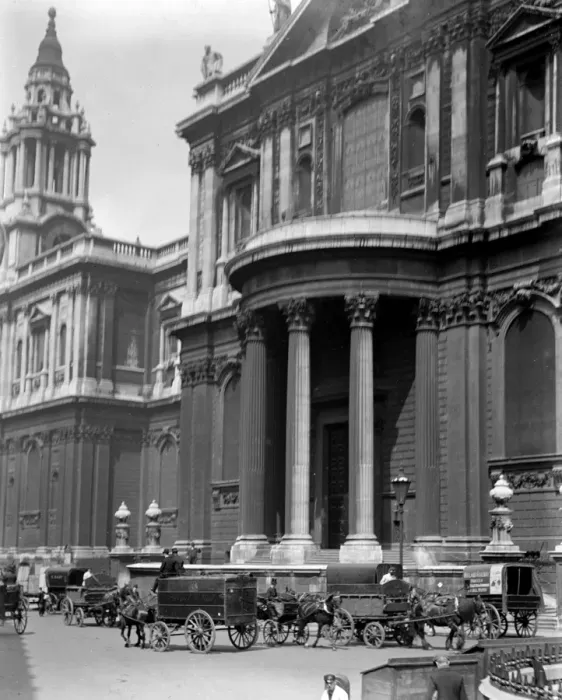 Framed Print : London. St Pauls cathedral, designed by Sir Christopher Wren in 1673 Framed Print : London. St Pauls cathedral, designed by Sir Christopher Wren in 1673