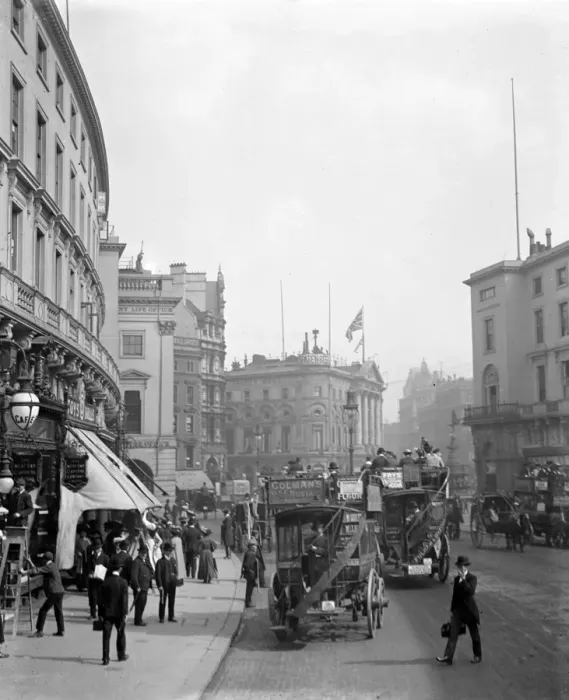 Framed Print : London street scene. From a busy Regent Street, looking towards Piccadilly Circus Framed Print : London street scene. From a busy Regent Street, looking towards Piccadilly Circus
