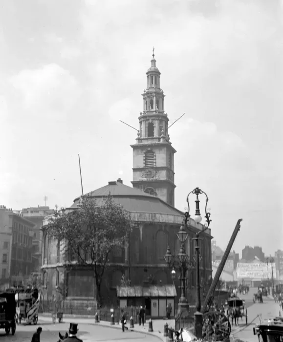 Framed Print : London streetscene. The back view of St Clement Danes Church, The Strand, London