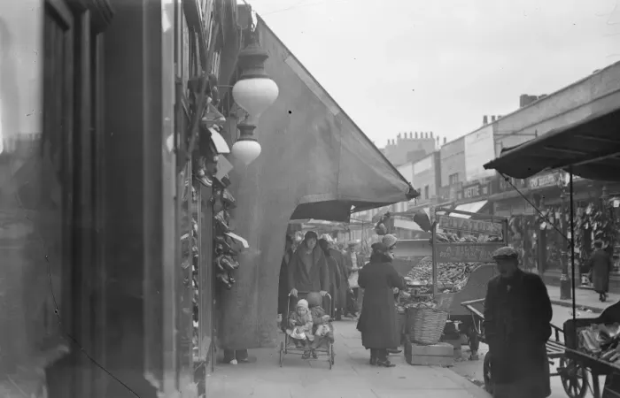 Framed Print : London - The Typical Street Market scene, Lambeth Street History of London - Vauxhall