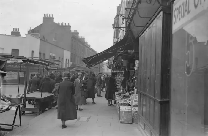 Framed Print : London - The Typical Street Market scene, Lambeth Walk 18 October 1932 History Framed Print : London - The Typical Street Market scene, Lambeth Walk 18 October 1932 History