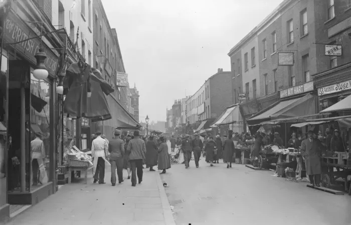 Framed Print : London - The Typical Street Market scene, Lambeth Street History of London - Vauxhall Framed Print : London - The Typical Street Market scene, Lambeth Street History of London - Vauxhall