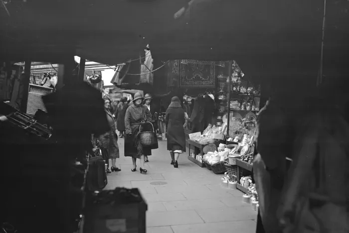Framed Print : London - The Typical Street Market scene, Lambeth Walk 18 October 1932 History Framed Print : London - The Typical Street Market scene, Lambeth Walk 18 October 1932 History