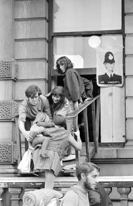 Framed Print : London: A women and child is assisted by squatters to enter the empty 60 room mansion a 144 Framed Print : London: A women and child is assisted by squatters to enter the empty 60 room mansion a 144