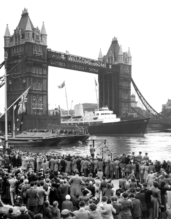 Framed Print : In London Again after their world tour in the Royal Yacht Britannia with the Queen Elizabeth II Framed Print : In London Again after their world tour in the Royal Yacht Britannia with the Queen Elizabeth II