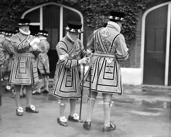 Framed Print : London Yeoman man of the guard at Saint James?s palace. The royal Cypher G. R Framed Print : London Yeoman man of the guard at Saint James?s palace. The royal Cypher G. R