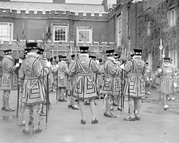 Framed Print : London Yeoman man of the guard at Saint James?s palace. The royal Cypher G. R Framed Print : London Yeoman man of the guard at Saint James?s palace. The royal Cypher G. R