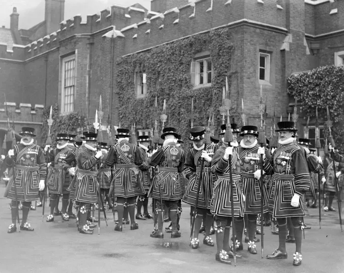 Framed Print : London Yeoman man of the guard at Saint James?s palace. The royal Cypher G. R Framed Print : London Yeoman man of the guard at Saint James?s palace. The royal Cypher G. R