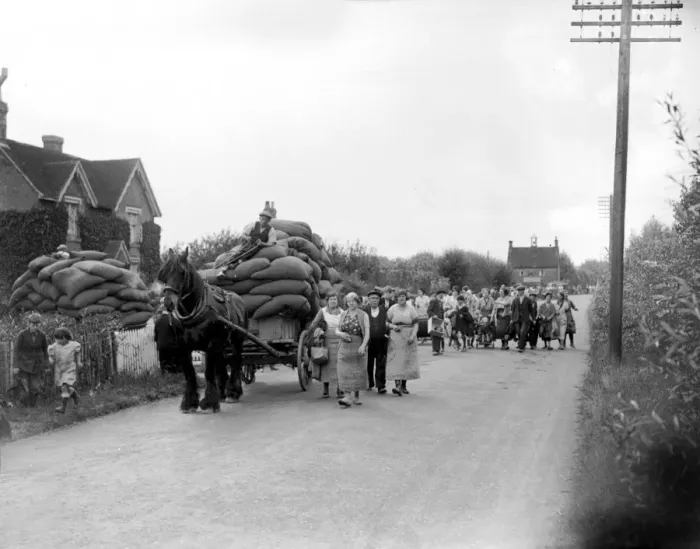 Framed Print : Londoners came to the country for the hop picking. 1935 Framed Print : Londoners came to the country for the hop picking. 1935