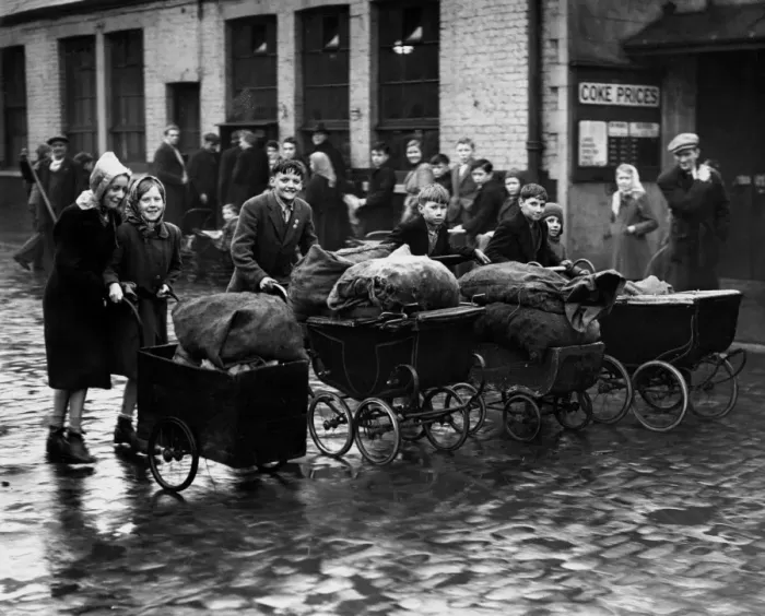Framed Print : Londoners come with prams, carts, in fact anything on wheels for the morning ration Framed Print : Londoners come with prams, carts, in fact anything on wheels for the morning ration