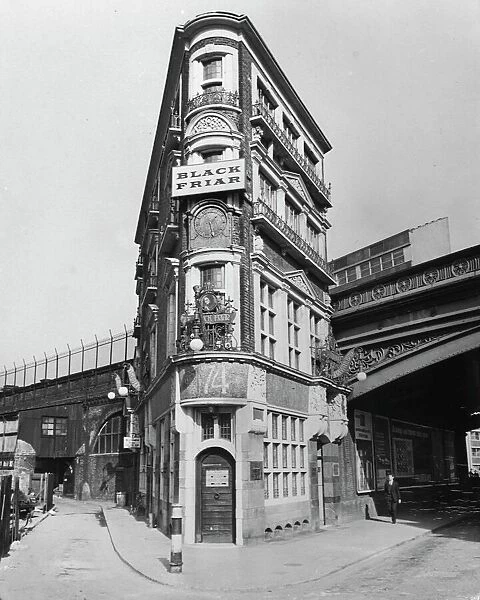 Londons flat-iron building - The Black Friar pub at the junction of Queen Victoria Street