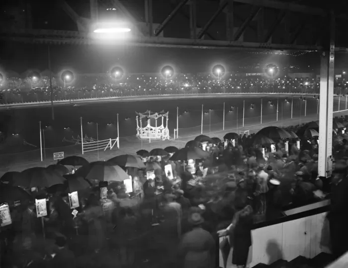 Framed Print : Londons new greyhound track opens at Harringay. A general view of the scene Framed Print : Londons new greyhound track opens at Harringay. A general view of the scene