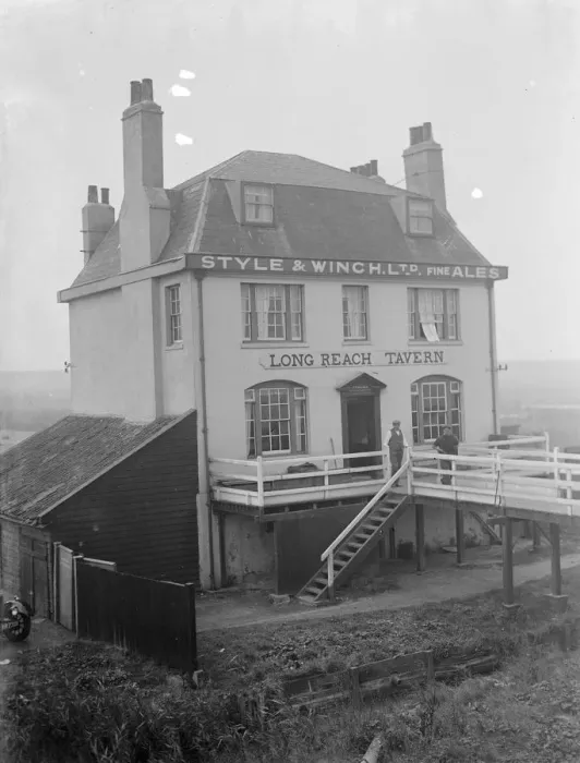 Framed Print : The Long Reach Tavern in Dartford, Kent. 1936 Framed Print : The Long Reach Tavern in Dartford, Kent. 1936