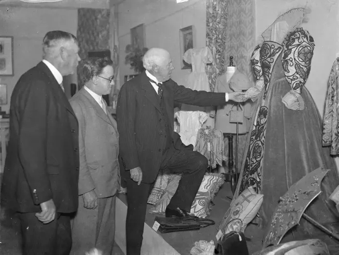 Framed Print : Lord Ashfield head of London Transport, opened the LCC Arts and Crafts Exhibition