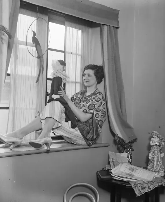 Framed Print : Lord Farringdons niece gets first big part in straight comedy. Miss Elvira Henderson Framed Print : Lord Farringdons niece gets first big part in straight comedy. Miss Elvira Henderson