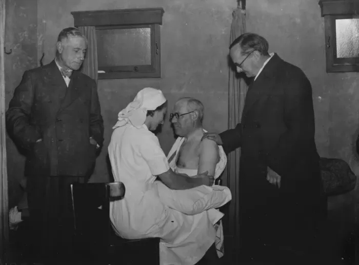 Framed Print : Lord Horder visits the Everard Hesketh Clinic in Dartford, Kent, where a patient Framed Print : Lord Horder visits the Everard Hesketh Clinic in Dartford, Kent, where a patient