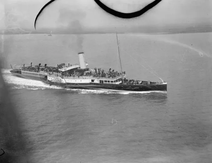 Framed Print : Luxury Thames pleasure steamer arrives in the Thames. The luxury Thame pleasure steamer Framed Print : Luxury Thames pleasure steamer arrives in the Thames. The luxury Thame pleasure steamer
