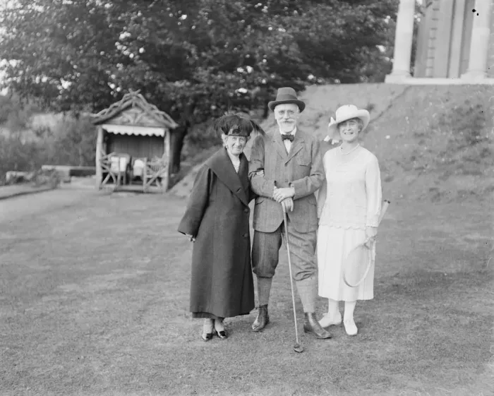 Framed Print : M Venizelos photographed in London with Helena Schilizzi and her mother. 13 September