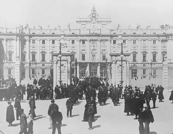 Madrid Troops and spectators at the entrance to the Royal Palace ( Plaza de Armas