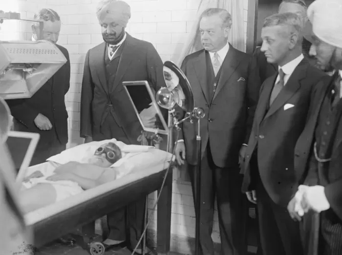 Framed Print : Maharajah of Patiala visits sunlight clinic at Humanity house, Tufton street, Westminster