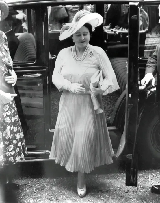 Framed Print : Her Majesty, Queen Elizabeth, The Queen Mother arriving at St. Peters, Eaton Square