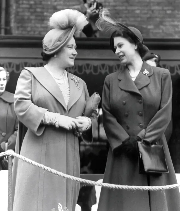 Framed Print : Her Majesty, Queen Elizabeth, The Queen Mother chatting with her daughter Princess Elizabeth Framed Print : Her Majesty, Queen Elizabeth, The Queen Mother chatting with her daughter Princess Elizabeth