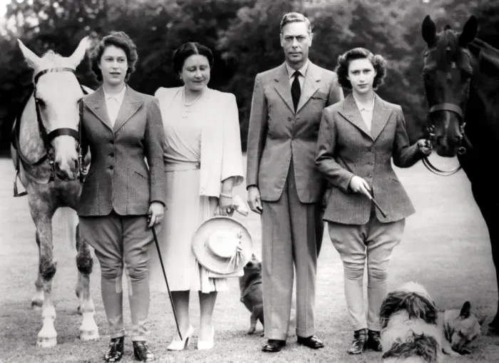 Framed Print : Her Majesty, Queen Elizabeth, The Queen Mother with King George VI and their daughters Framed Print : Her Majesty, Queen Elizabeth, The Queen Mother with King George VI and their daughters
