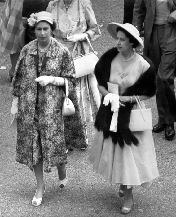 Framed Print : Her Majesty the Queen and Princess Margaret at Royal Ascot. 19th June 1957