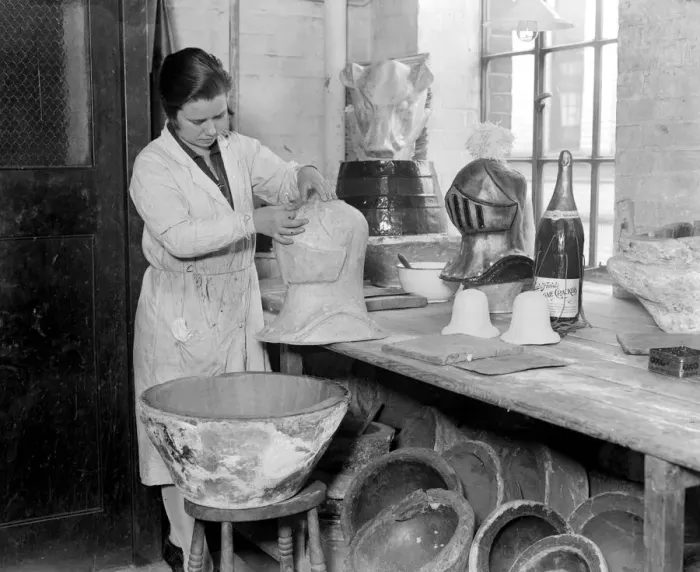 Framed Print : The making of Christmas Crackers at Mead and Fields, Holborn. 2 October 1928